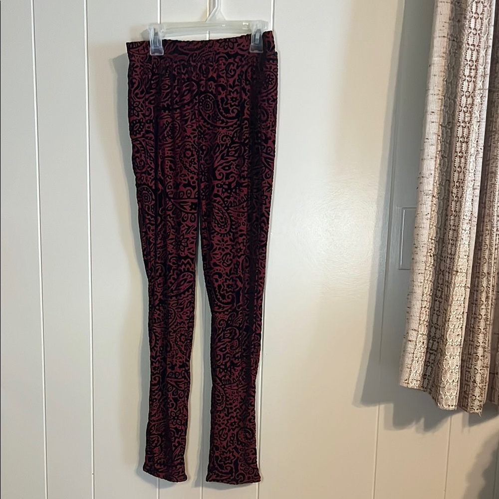 VENUS Black and Red Leggings with Sleek Design
